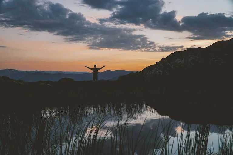 Dreaming About Water: How the Setting Shapes Reflection