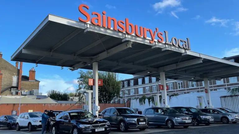 How to Compare UK Petrol Prices Before an Autumn Drive